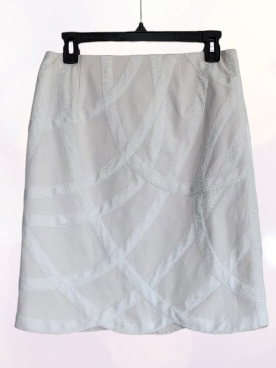 Worth Dresses & Skirts - Worth Size 4 White Skirt with Dressy Scalloped Detail Gorgeous